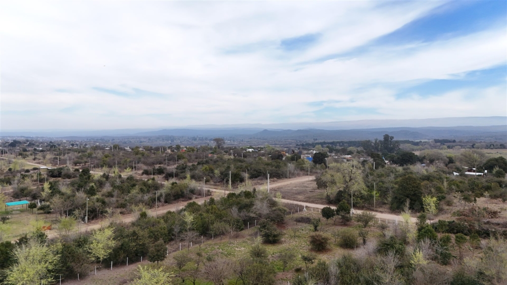 Vista aérea de EVI Desarrollos Dalmacio, Amboy, con sus calles y las sierras de fondo