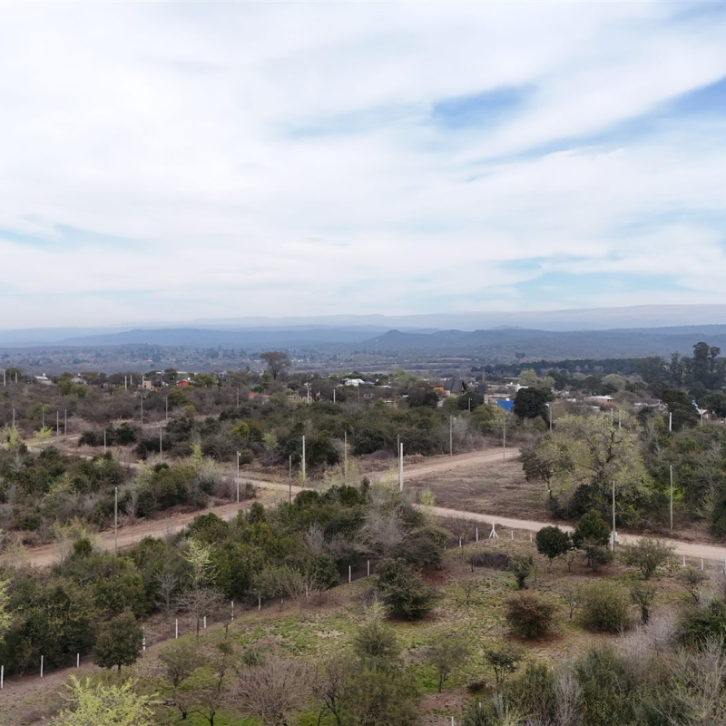 Vista aérea de EVI Desarrollos Dalmacio, Amboy, con sus calles y las sierras de fondo